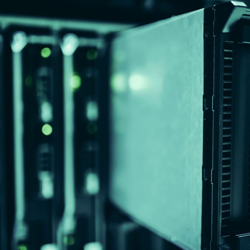 Racks de servidores em data center com equipamentos ativos