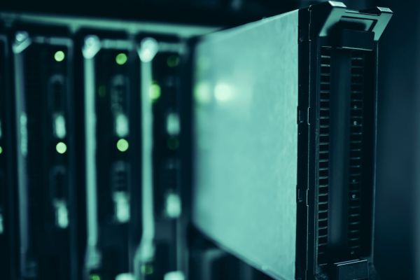 Racks de servidores em data center com equipamentos ativos